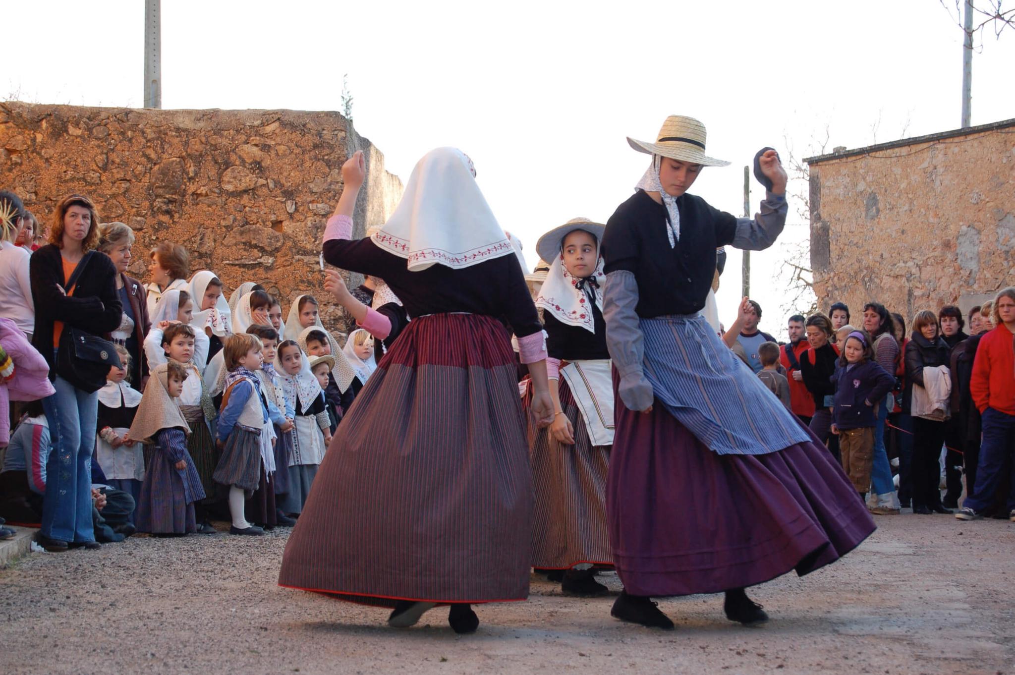Dos personas bailando un baile tradicional mallorquin