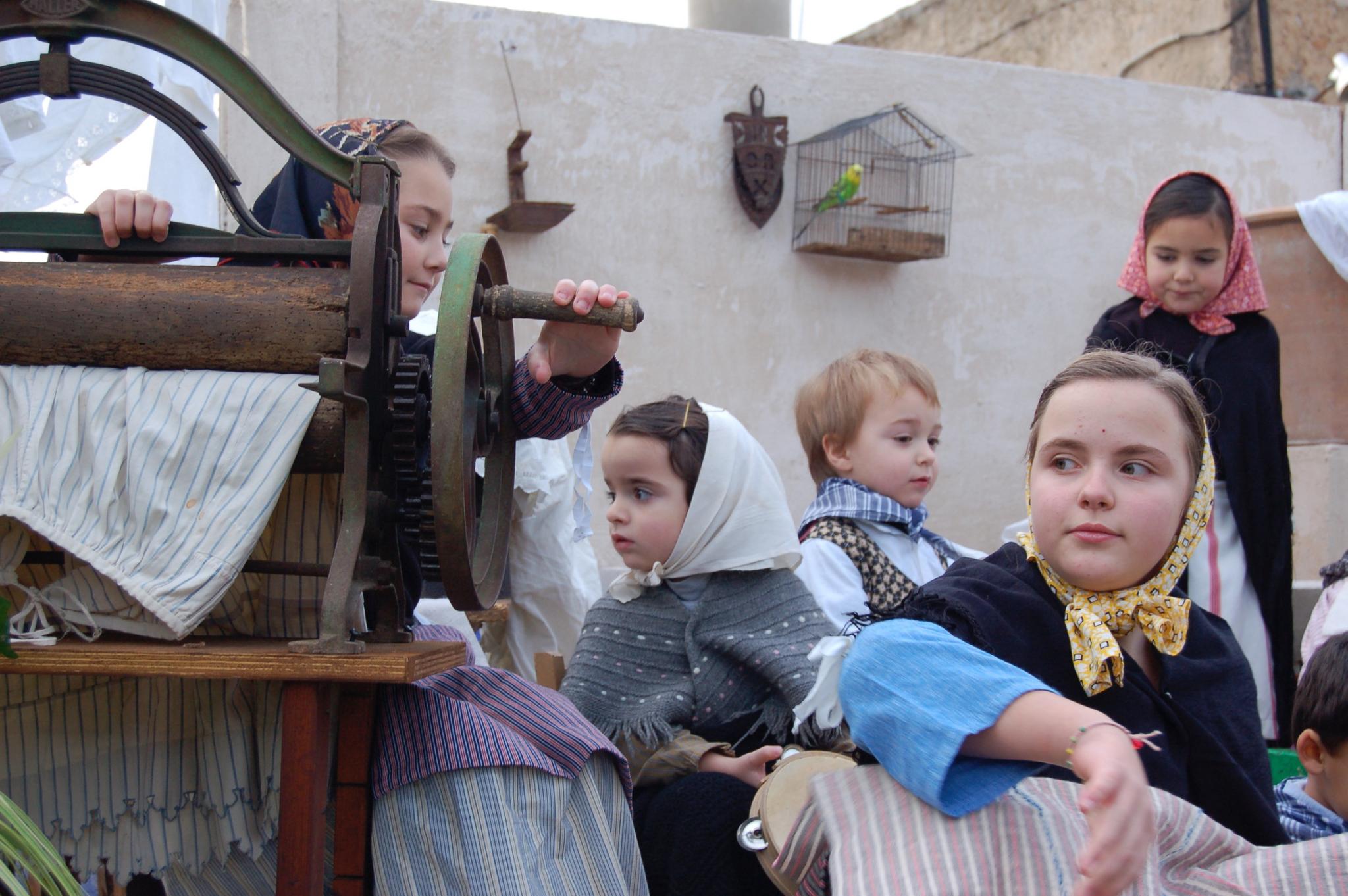 Niños vestidos con el traje tradicional mallorquin sobre una carroza el dia de sant antoni