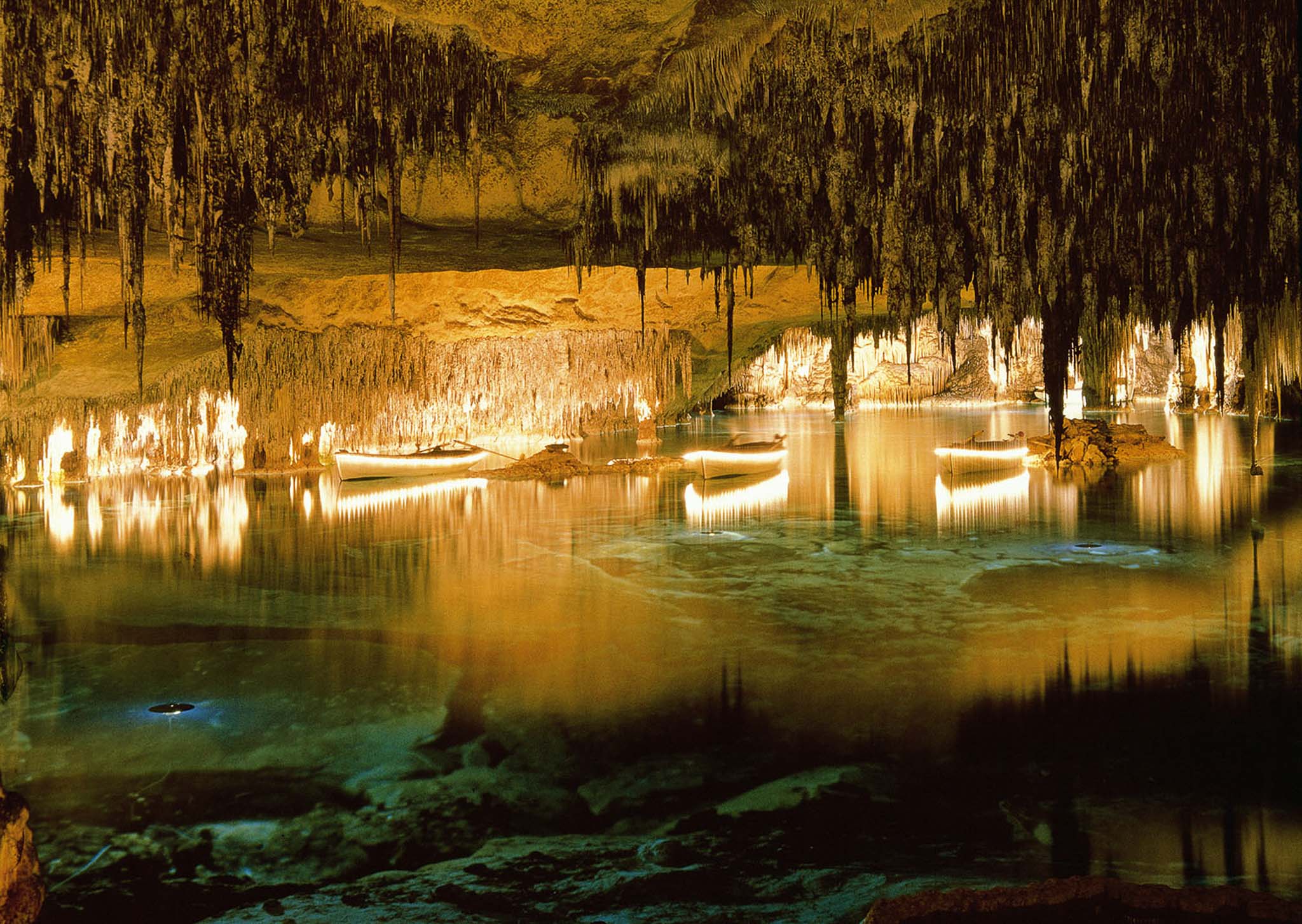 Interior iluminat de les coves del Drach